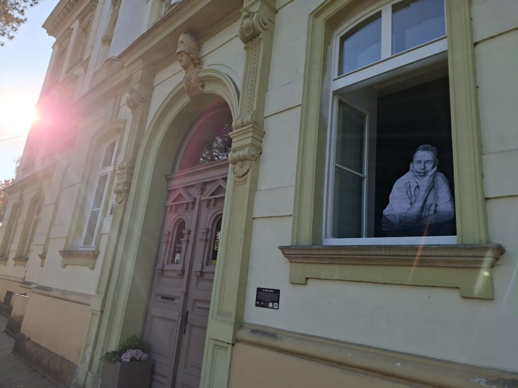 Jedno okno školy bylo ráno dnes otevřené…
